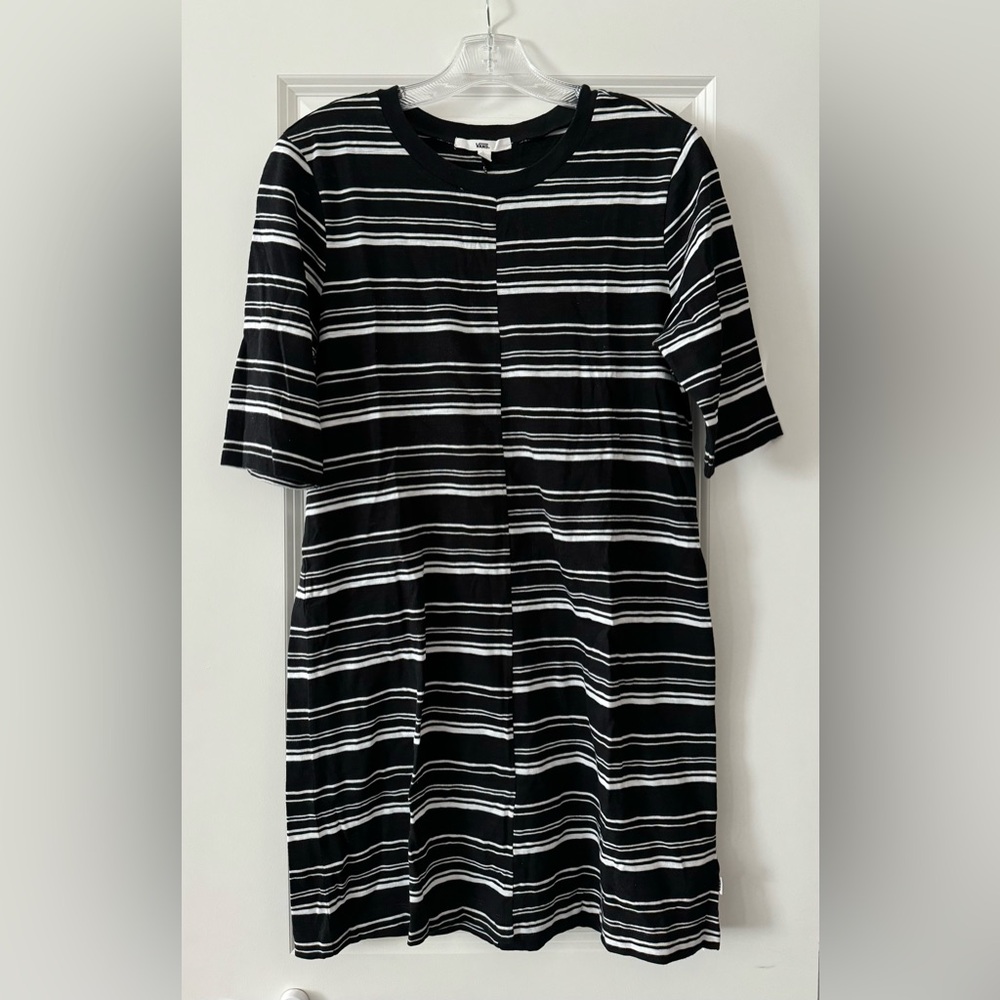 Vans women’s black and white dress. Size M. Could also be a tunic top! B&W.